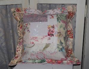 Grand coussin en tissus anciens fleuris