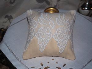Charmant petit coussin porte-épingles, en tissu,  et broderies anciennes  , ou coussin de porte
