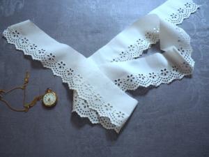 Broderie anglaise ancienne réalisée à la main, fleurs