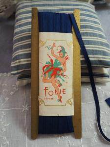 fine ganse ou tresse ancienne soyeuse , bleu marine, 3 mètres