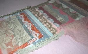 Lot de petits éléments anciens pour créations, scrapbooking, dentelles, tissus, galons