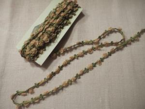 rare petit galon ancien rococo , petites roses