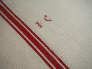 Un torchon ancien , petit monogramme rouge
