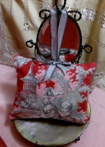 1 petit coussin porte-épingles, en tissu ancien motif d'anges, angelots, ou coussin de porte