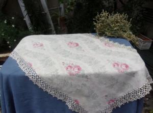 DESSUS de meuble ancien , tissu ancien, lin et dentelle, déco shabby