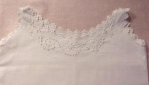 Une mini chemise en fine toile blanche fine broderie main et festons, bébé , poupée