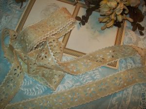 SUPERBE GALON BRODERIE ANCIENNE , broderie main, fleurs