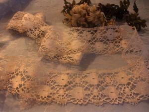  LARGE DENTELLE ANCIENNE