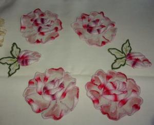 Un ensemble de roses brodées anciennes et de boutons pour créations