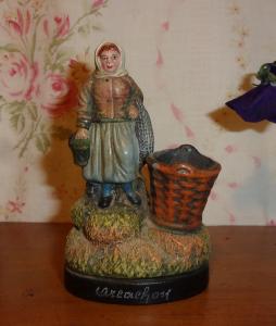 FEMME DE PECHEUR . SOUVENIR DE BORD DE MER ANCIEN  #