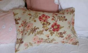 Coussin ( housse ) en tissus anciens, beau tissu fleurs et églantines