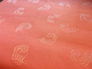  charmante toile à matelas ancienne pour créations, motifs de plumes