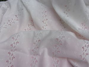  TISSU ANCIEN OU VINTAGE BRODERIE ANGLAISE