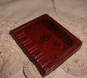 jolie boite ancienne à pastilles docteur GUYOT, boite ancienne médicament en forme de livre
