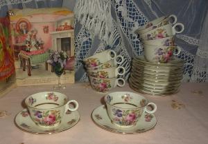  2 JOLIES TASSES ANCIENNES EN PORCELAINE...FLEURS 