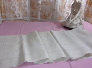  Beau drap ancien en lin état neuf brodé main