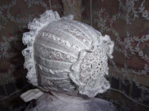  Joli bonnet ancien pour poupée, dentelles et broderies, db