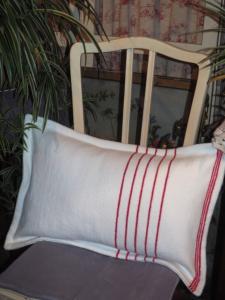 Gros coussin rustique , tissus anciens