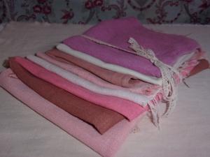 Un bon lot de coupons de lin ancien et chanvre teints, tissu ancien , pour créations et patchwork ,coloris roses, db