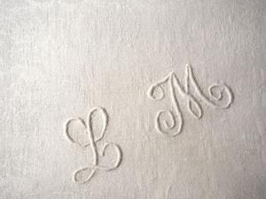 Monogramme ancien LM sur serviette