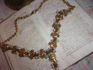 Collier vintage , perles et petits paniers, collier couture fantaisie