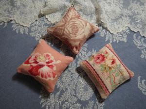 3 petits coussins tissus anciens, de porte, épingles, lavande