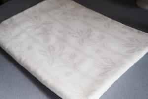 Grande housse d'édredon ancienne blanche tissu satiné motifs de fleurs de clématites