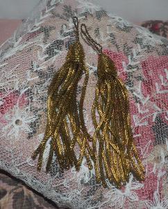 2 pompons anciens, fil métallisé or, canetille