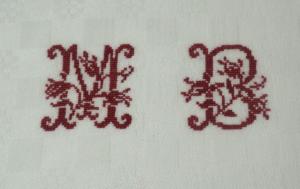 Beau monogramme ancien MB, brodé au point de croix en rouge