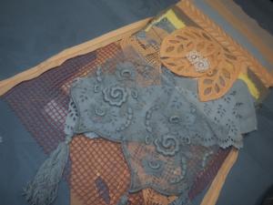   Lot de tissus anciens, dentelles et broderies anciennes pour créations textiles