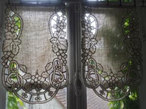 une paire de rideaux  , belle broderie ancienne réalisée à la main, brise-bise