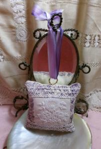 petit coussin porte-épingles, en tissu,  et broderies anciennes  , ou coussin de porte