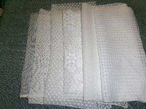 Lot de fins tissus blancs anciens, tulles, plumetis, coiffes, poupée