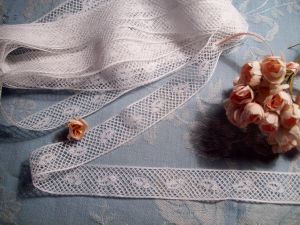 FINE DENTELLE ANCIENNE  5,60 Mètres