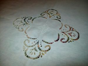  JOLIE NAPPE ANCIENNE BRODERIE RICHELIEU ET MONOGRAMME DV