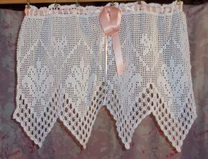 Un rideau en dentelle ancienne , fleurs de lys