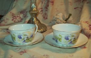  2 TRES JOLIES TASSES ANCIENNES A THE . LIMOGES