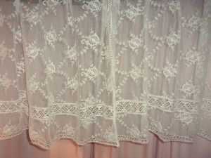 UNE PAIRE RIDEAUX. TULLE ANCIEN REBRODE