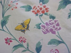 Très beau tissu vintage , motifs de fleurs et de papillons, coussins, sacs, etc ....