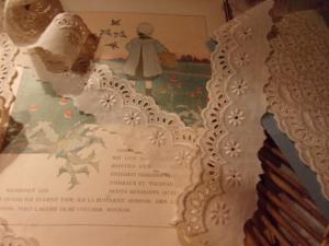 broderie anglaise ancienne, vintage, poupée