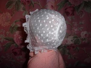  Adorable petit bonnet ancien de bébé, avec petits coeurs ;;;  poupée 