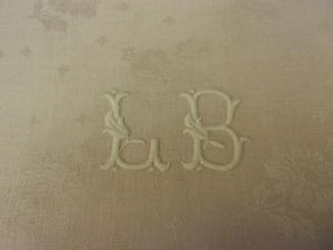 Beau monogramme ancien LB sur une grande serviette . Jaune doux