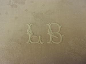 Beau monogramme ancien LB sur une grande serviette . Jaune doux