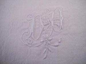 Monogramme ancien DH ou DA sur serviette