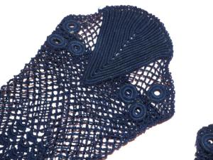 Une paire de gants anciens, dentelle d'Irlande coloris marine