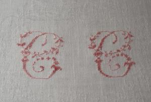 Fin monogramme ancien CC sur serviette