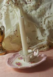 Joli bougeoir ancien en porcelaine fleurie , déco shabby ou romantique