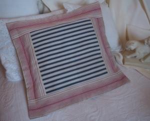 grand coussin en tissus anciens, toiles 19 ème 