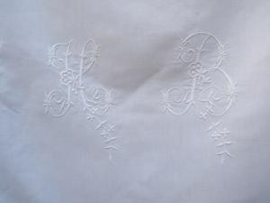 Monogramme géant ancien HB , brodé main sur un revers de drap avec dentelle , rideau