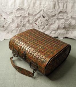 Petite boite ancienne à goûter en tôle, forme de petite valise